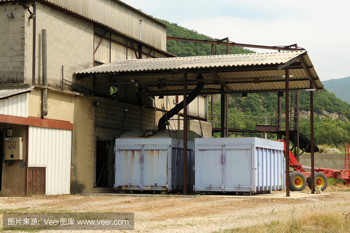 在法國普羅旺斯的薰衣草釀酒廠工作